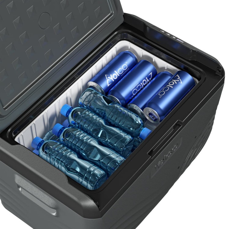 Wnętrze Yolco NX30 Carbon z napojami